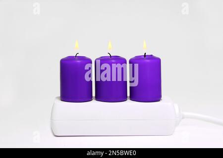presa di corrente con candele a brunitura per un risparmio energetico Foto Stock