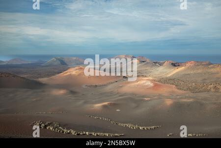 Vulcani e cono di cenere, Isole Canarie, Lanzarote, Parco Nazionale di Timanfaya, Yaiza Foto Stock