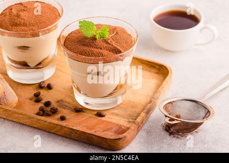 Tiramisù tradizionale dessert italiano in un bicchiere, focus selettivo Foto Stock