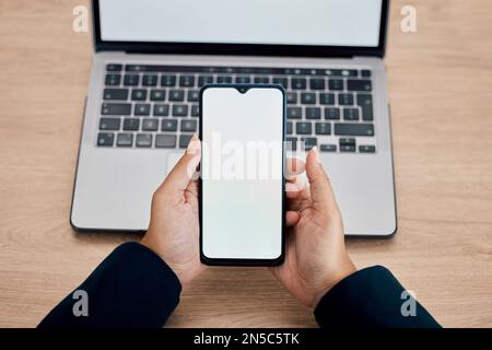 Vista dall'alto, mockup e mani con smartphone, schermo e connessione per Internet, pianificazione digitale o affari aziendali. Donna, dipendente o imprenditore Foto Stock