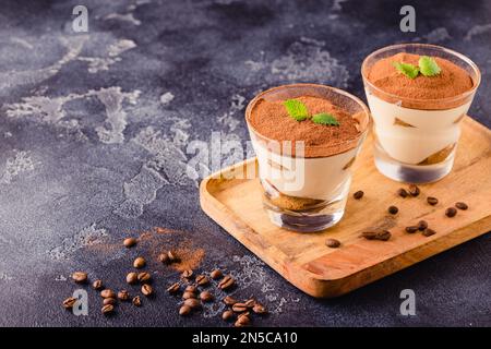 Tiramisù tradizionale dessert italiano in un bicchiere, focus selettivo Foto Stock
