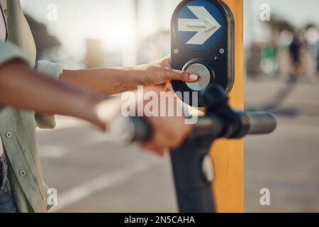 Donna, mani e segnale di attraversamento pedonale per la sicurezza o la sicurezza durante i viaggi in città. Mano di femmina al semaforo che spinge Foto Stock