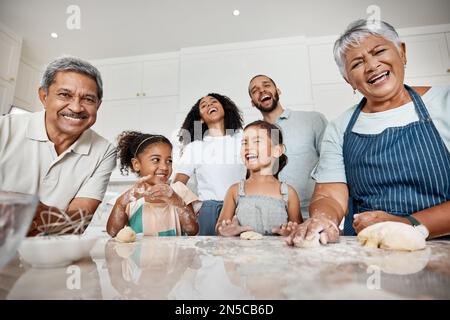 Cucinare, imparare e grande famiglia con i bambini in cucina cottura con pasta e ridere di scherzo comico. Educazione ritratto, cura e madre, padre e. Foto Stock