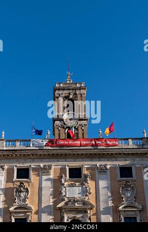 Banner di solidarietà che legge “con le donne iraniane per la llibertà (con donne iraniane per la libertà)” al Campidoglio. Roma, Italia, Europa. Spazio di copia Foto Stock