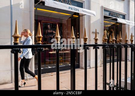 Parigi, Francia, donna che cammina per strada, di fronte al negozio di lusso, Prada, negozi di abbigliamento, Avenue Montaigne Foto Stock