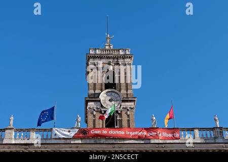 Banner di solidarietà che legge “con le donne iraniane per la llibertà (con donne iraniane per la libertà)” al Campidoglio. Roma, Italia, Europa. Spazio di copia Foto Stock