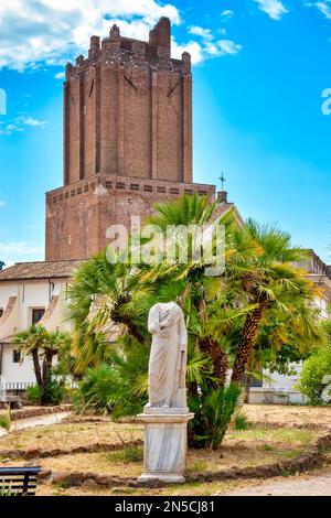 Veduta della Torre delle milizie da Villa Aldobrandini, Roma, Italia Foto Stock