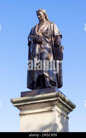 Grantham Lincolnshire Sir Isaac Newton statua di William Theed su St Peter's Hill Grantham Lincolnshire Inghilterra UK GB Europe Foto Stock