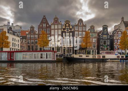 Case tradizionali lungo il fiume Amstel ad Amsterdam Olanda Foto Stock