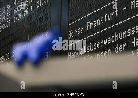 Francoforte sul meno, Germania. 09th Feb, 2023. Vista del trading floor della Borsa di Francoforte, prezzi delle azioni, schermi, DAX, Tecdax, Broker, commerciante di magazzino, curva di Dax, generale, caratteristica, Edge Motif, foto simbolica Conferenza stampa della Deutsche Boerse AG a Francoforte il 08 febbraio 20123. Credit: dpa/Alamy Live News Foto Stock