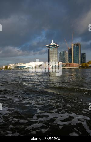 Eye Film Museum e A'DAM Lookout sulla riva nord del porto di Amsterdam Foto Stock