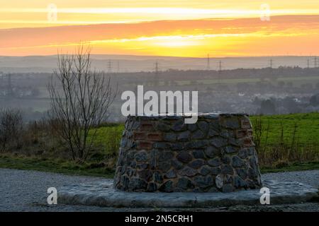 Memoriale per i minatori di carbone con tramonto, Rabbit Ings Country Park, Royston, Barnsley, South Yorkshire, Regno Unito Foto Stock