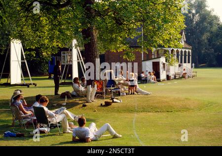 Persone che guardano cricket locale club a Oxford, 1985 Foto Stock