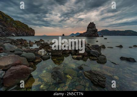 Baia vulcanica con vista sulla pila e Lipari e Salina sullo sfondo, Vulcano Foto Stock