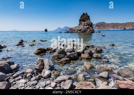 Baia vulcanica con vista sulla pila e Lipari e Salina sullo sfondo, Vulcano Foto Stock