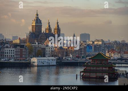 Guardando attraverso i tetti della vecchia Amsterdam dalla galleria panoramica sul museo della scienza NEMO verso la chiesa di San Nicola Foto Stock