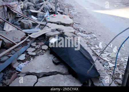 Hatay, Turchia. 2nd Jan, 2020. Un cadavere in borsa corpo è visto vicino al relitto terremoto. La Turchia ha vissuto il più grande terremoto di questo secolo nella regione di confine con la Siria. Il terremoto è stato misurato a 7,7 magnitudine. (Credit Image: © Murat Kocabas/SOPA Images via ZUMA Press Wire) SOLO PER USO EDITORIALE! Non per USO commerciale! Foto Stock