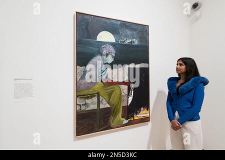 LONDRA, REGNO UNITO - 09 FEBBRAIO 2023: Un membro dello staff della galleria guarda un dipinto intitolato "Painting on an Island (Carrera)", del 2019, di Peter Doig (1959), durante una fotocall per la grande mostra di opere nuove e recenti di Peter Doig alla Courtauld Gallery di Londra, Regno Unito, il 09 febbraio 2023. La Morgan Stanley Exhibition: Peter Doig (10 febbraio - 29 maggio 2023) presenterà un nuovo ed entusiasmante capitolo nella carriera di uno dei pittori più celebrati e importanti che lavorano oggi e la prima mostra di un artista contemporaneo che si terrà al Courtauld fin dalla sua riapertura Foto Stock