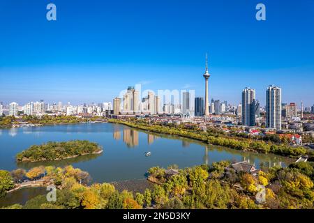 Un affascinante scatto di Shenyang, una città con una ricca storia culturale, con grattacieli moderni e una torre in Cina Foto Stock