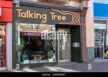 Talking Tree, un centro di emergenza climatica e un caffè vegetariano a Staines-upon-Thames High Street, Surrey, Inghilterra, Regno Unito Foto Stock