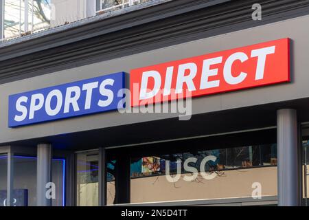 Sports Direct Shop front a Staines-upon-Thames, Surrey, Inghilterra, Regno Unito Foto Stock