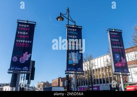 Shop Local, Shop Smart, Support Staines, bandiere pubblicitarie o banner su Staines-upon-Thames High Street, Surrey, Inghilterra, Regno Unito Foto Stock