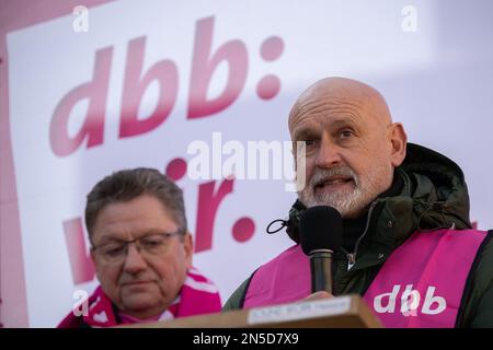 Fulda, Germania. 09th Feb, 2023. Volker Geyer, Vice Presidente Federale della DBB e responsabile della politica di contrattazione collettiva, interviene durante uno sciopero di avvertimento da parte dei dipendenti del settore pubblico. Lo sciopero fu chiamato dall'associazione dei funzionari pubblici dbb e dal sindacato Komba. I sindacati chiedono un reddito superiore del 10,5 per cento, o almeno 500 euro in più per i circa 2,5 milioni di dipendenti del settore pubblico delle amministrazioni federali e locali. Credit: Sebastian Gollnow/dpa/Alamy Live News Foto Stock