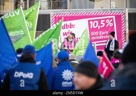 Fulda, Germania. 09th Feb, 2023. La richiesta "minimo 10,5% 500 euro" è scritta su un banner di una fase durante uno sciopero di avvertimento da parte dei dipendenti del settore pubblico. L'appello è stato fatto dall'associazione dei funzionari pubblici dbb e dal sindacato Komba. I sindacati chiedono un reddito superiore del 10,5 per cento, ma almeno 500 euro in più per i circa 2,5 milioni di dipendenti del settore pubblico delle amministrazioni federali e locali. Credit: Sebastian Gollnow/dpa/Alamy Live News Foto Stock