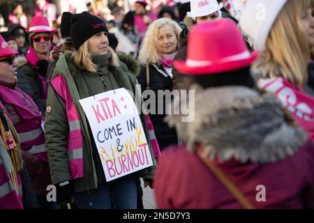 Fulda, Germania. 09th Feb, 2023. "Kita: Come inn & burnout" è scritto su un cartello portato da una donna durante uno sciopero di avvertimento da parte dei dipendenti del settore pubblico. L'appello è stato fatto dall'associazione dei funzionari pubblici dbb e dal sindacato Komba. I sindacati chiedono un reddito superiore del 10,5 per cento, ma almeno 500 euro in più per i circa 2,5 milioni di dipendenti del settore pubblico delle amministrazioni federali e locali. Credit: Sebastian Gollnow/dpa/Alamy Live News Foto Stock