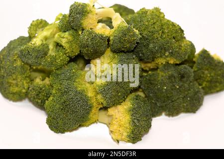 Broccoli (Brassica oleracea var. italica), una pianta verde commestibile della famiglia dei cavoli (famiglia Brassicaceae, genere Brassica) di cui la grande hea fioritura Foto Stock