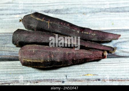 Carote nere, la carota (Daucus carota subsp. Sativus) è una pianta di radice, tipicamente di colore arancione, una pianta biennale della famiglia umbellifer, AP Foto Stock