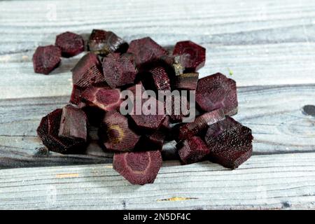 Carote nere, la carota (Daucus carota subsp. Sativus) è una pianta di radice, tipicamente di colore arancione, una pianta biennale della famiglia umbellifer, AP Foto Stock