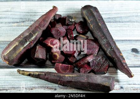 Carote nere, la carota (Daucus carota subsp. Sativus) è una pianta di radice, tipicamente di colore arancione, una pianta biennale della famiglia umbellifer, AP Foto Stock