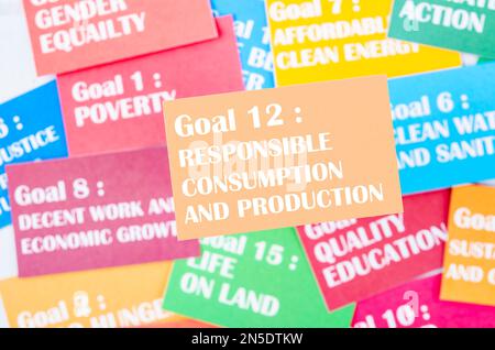 Obiettivo 12 : consumo e produzione responsabili. Gli obiettivi di sviluppo degli SDG 17. Concetti di sviluppo ambientale. Foto Stock