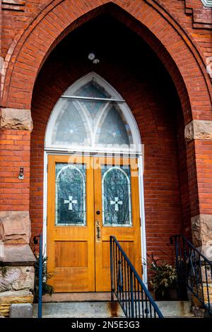 Porta d'ingresso della prima Chiesa evangelica luterana in una giornata primaverile a Taylors Falls, Minnesota USA. Foto Stock