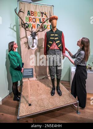 Warwickshire, Inghilterra 9 Feb 2023. Compton Verney ospita la prima mostra dedicata al costume e ai costumi folk britannici.Abbots Bromley Horn Dance (Staffordshire) dopo aver raccolto le corna dalla chiesa alle otto del mattino, i ballerini Horn comprendono sei cervi, uno sciocco, Hobby Horse, Bowman e Maid Marian, suonate la loro danza con la musica fornita da un musicista melodiano in luoghi sparsi in tutto il villaggio e nelle fattorie e pub circostanti. Compton Verney dal 11 febbraio al 11 giugno 2023 Paul Quezada-Neiman/Alamy Live News Foto Stock