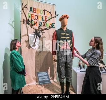 Warwickshire, Inghilterra 9 Feb 2023. Compton Verney ospita la prima mostra dedicata al costume e ai costumi folk britannici.Abbots Bromley Horn Dance (Staffordshire) dopo aver raccolto le corna dalla chiesa alle otto del mattino, i ballerini Horn comprendono sei cervi, uno sciocco, Hobby Horse, Bowman e Maid Marian, suonate la loro danza con la musica fornita da un musicista melodiano in luoghi sparsi in tutto il villaggio e nelle fattorie e pub circostanti. Compton Verney dal 11 febbraio al 11 giugno 2023 Paul Quezada-Neiman/Alamy Live News Foto Stock