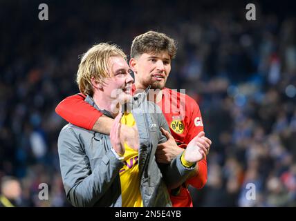 Giubilo finale DO, da sinistra a destra Julian BRANDT (DO), goalwart Gregor KOBEL (DO), calcio DFB Pokal round del 16, VfL Bochum (BO) - Borussia Dortmund (DO) 1: 2, il 8th febbraio 2023 a Bochum/Germania. Foto Stock