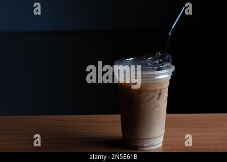 caffè ghiacciato in una tazza di plastica trasparente Foto Stock