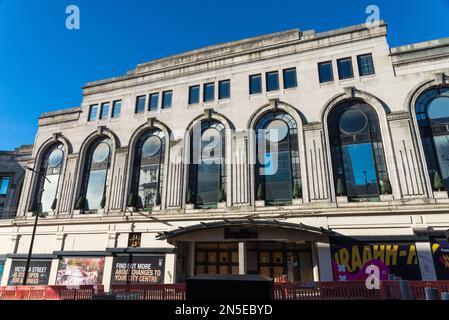 Il vecchio e' chiuso nei grandi magazzini Beatties in Victoria Street, nel centro citta' di Wolverhampton Foto Stock