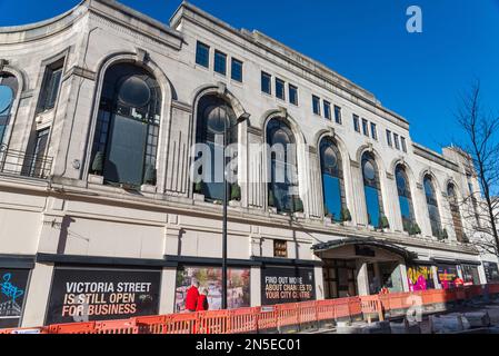 Il vecchio e' chiuso nei grandi magazzini Beatties in Victoria Street, nel centro citta' di Wolverhampton Foto Stock