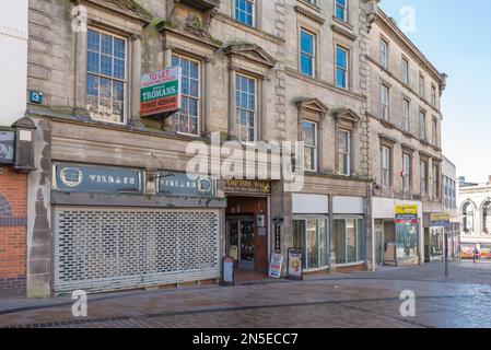 Negozi vuoti e chiusi in Queen Square nel centro di Wolverhampton Foto Stock