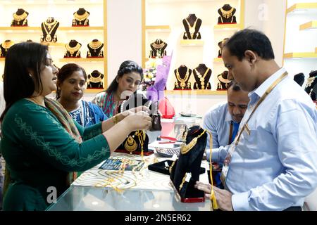 Dhaka, Bangladesh - 09 febbraio 2023: Visitatori della tre giorni di Jewelry Expo organizzata dal Bangladesh Parrucsamity (bajus) presso International Co Foto Stock