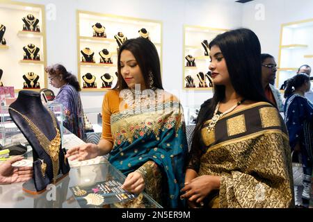 Dhaka, Bangladesh - 09 febbraio 2023: Visitatori della tre giorni di Jewelry Expo organizzata dal Bangladesh Parrucsamity (bajus) presso International Co Foto Stock