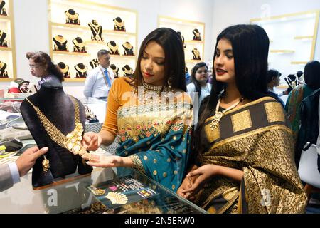 Dhaka, Bangladesh - 09 febbraio 2023: Visitatori della tre giorni di Jewelry Expo organizzata dal Bangladesh Parrucsamity (bajus) presso International Co Foto Stock