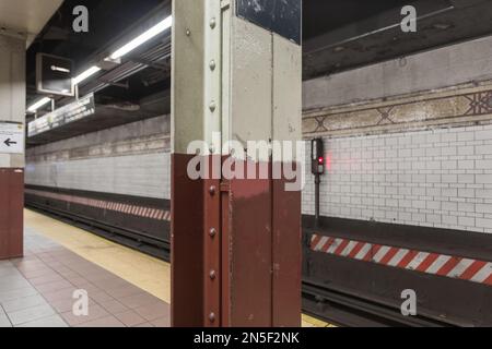 Primo piano della trave in acciaio che sorregge il soffitto nella stazione metropolitana metropolitana della città di New York Foto Stock