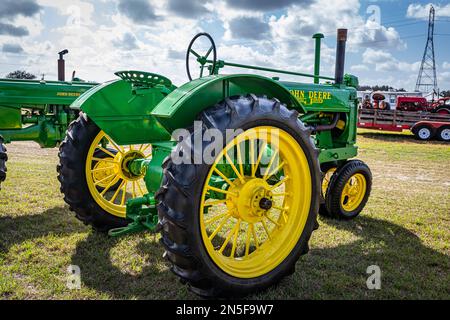 Fort Meade, FL - 22 febbraio 2022: Vista prospettica dall'alto dell'angolo posteriore di un trattore John Deere General Purpose Model A del 1936 in occasione di una fiera locale dei trattori. Foto Stock