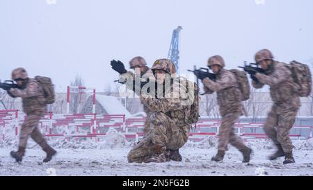 XINJIANG, CINA - 3 FEBBRAIO 2023 - Un reggimento sotto la Regione militare di Xinjiang conduce un addestramento offensivo tattico il 3 febbraio 2023. Foto Stock