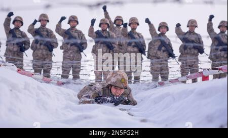 XINJIANG, CINA - 3 FEBBRAIO 2023 - Un reggimento sotto la Regione militare di Xinjiang conduce un addestramento tattico il 3 febbraio 2023. Foto Stock