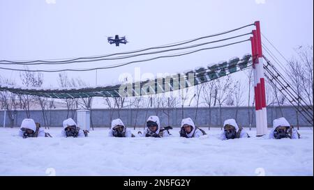 XINJIANG, CINA - 3 FEBBRAIO 2023 - Un reggimento della Regione militare di Xinjiang organizza un addestramento di ricognizione dei droni il 3 febbraio 2023. Foto Stock